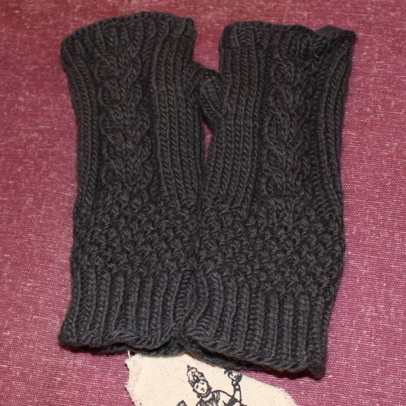 Nepalese Merino Wool Cable Knit Handwarmers Smoke - Picture 1 of 5